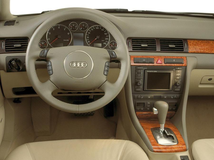Торпедо Audi A6 3.0 Sedan (4B, C5) 2001 года  (фото 2 из 17)